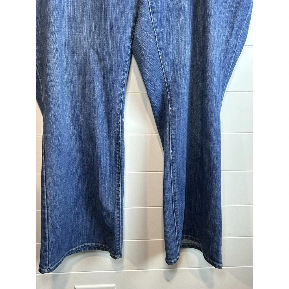 Old Navy Bootcut Jeans, Medium Wash Denim,‎ Classic Comfort Fit, Women's 22